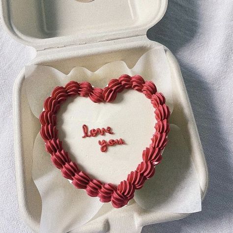 Bento Cake Valentines Day, Minicake Ideas, Mini Valentine Cakes, Valentines Cakes And Cupcakes, Heart Cake Design, 19th Birthday Cakes, Rodjendanske Torte, Valentines Recipes Desserts, Cake For Boyfriend