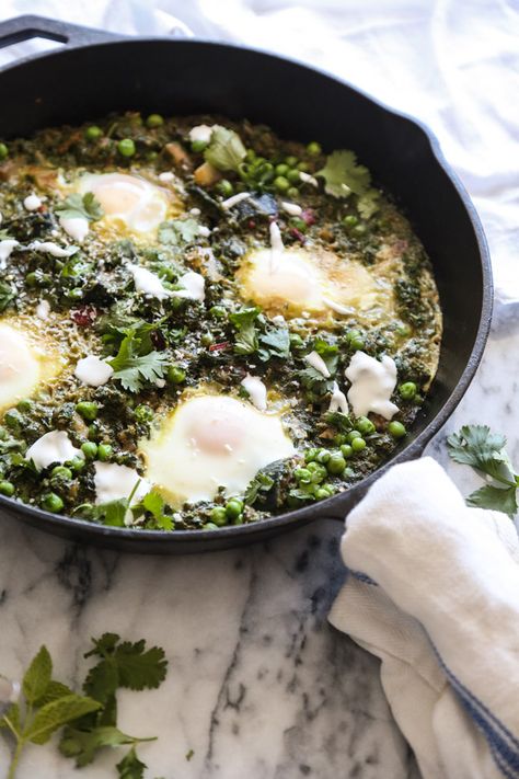 Green Israeli Shakshuka with Chard, Zucchini and Peas | Healthy Brekkie Ideas, Green Shakshuka, Shakshuka Recipe, Sweet Potato Burgers, Shakshuka Recipes, Diy Easy Recipes, Summer Cooking, Fast Metabolism, Cooked Veggies