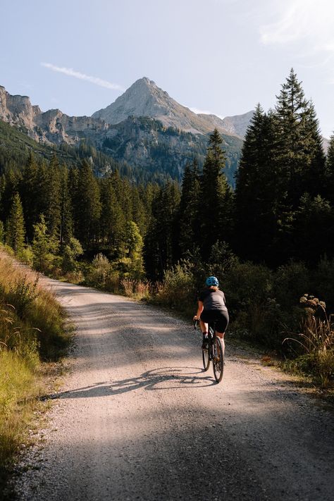 Wie findest du die richtige Routenplanung für deine Radtour? Biking Aesthetic, Bike Aesthetic, Paris Tour, Bicycle Mountain Bike, Premium Hotel, Female Cyclist, Sports Aesthetic, Adventure Aesthetic, Forest Road