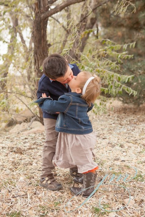 Siblings Kissing, Kids Kissing, Photo Session Ideas, Young Couple, Boy And Girl, Actor Photo, Children And Family, First Girl, Happy Kids