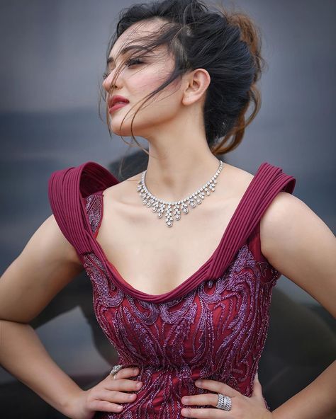 Be Urself, Koushani Mukherjee, Maroon Outfit, Side Face, Side Photo, Actress Wallpaper, Face Pictures, Maroon Dress, Hd Images