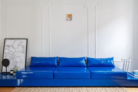 Gallery of Apartment in New York / Crosby Studios - 2 Blue Chairs, Brooklyn Apartment, Contemporary Apartment, Blue Cabinets, Blue Chair, Decoration Inspiration, Front Room, Architectural Digest, Elle Decor