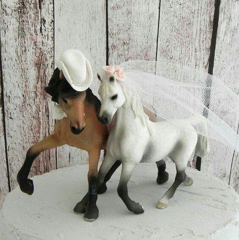 Horse wedding cake topper Horse Wedding Cake, Cake Horse, Veil Bow, Western Wedding Cakes, Cakes Graduation, Cowgirl Cake, Castle Cakes, Cake Castle, Horse Cake Toppers