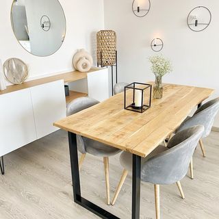 𝖢𝗁𝖺𝗋𝗅𝗈𝗍𝗍𝖾 🍃 (@chanala10) • Photos et vidéos Instagram Dining Room Lighting Farmhouse, Rustic Dining Rooms, Wooden Dining Table Rustic, Dining Table Bench, Handmade Dining Table, Reclaimed Dining Table, Modern Rustic Furniture, Table And Bench Set, Dinning Room Design