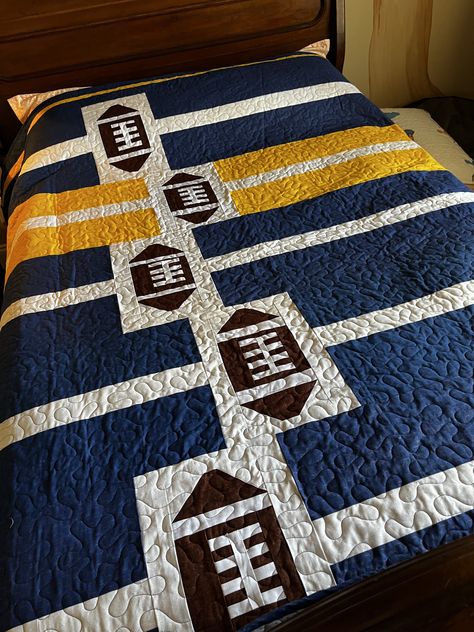 Sport Quilts Ideas, Football Quilts Ideas, Steelers Quilt, Guy Quilts, Hockey Quilt, Linus Blanket, Football Quilt, Deer Quilt, Quilt Room