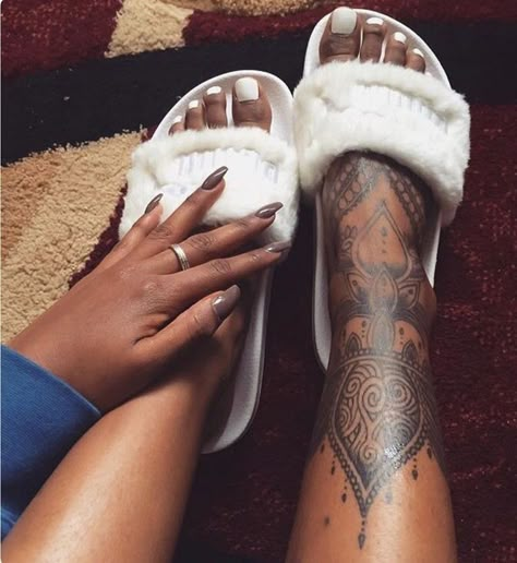 Cute Foot Tattoos, Dark Skin Tattoo, Woman With Tattoos, Anklet Tattoos, Foot Tattoos For Women, Black Girls With Tattoos, Leg Tattoos Women, Stylist Tattoos, Foot Tattoo