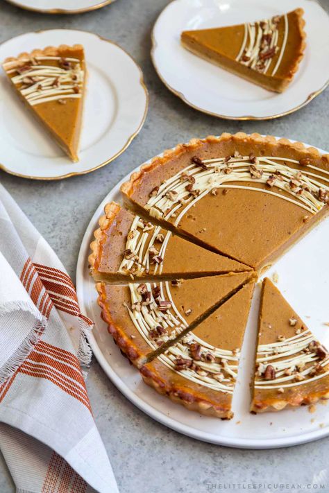 Easy Pumpkin Tart. Tart shell is made with a buttery shortbread crust. The one bowl pumpkin filling is a breeze to a make. It's decorated with melted white chocolate and chopped pecans. #pumpkin #pumpkintart #piesandtarts #dessert #thanksgiving Pumpkin Pie Designs, Pumpkin Pie Unique, Fancy Pumpkin Pie, Mexico Dessert, Pumpkin Pie Decoration, Pumpkin Caramel Tart, Pumpkin Pie With Decorative Crust, Pumpkin Pie Halloween, Unique Pumpkin Pie