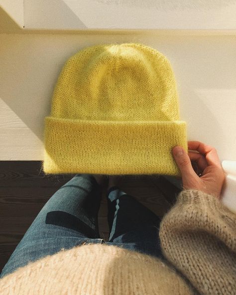 PetiteKnit // Mette on Instagram: “Oslohuen - mohair edition 🍋 Strikket, monteret og vasket. Jeg har en marineblå jakke, som passer ret godt til den citrongule farve 🙌🏻 Flere…” Easy Knit Beanie, Heart Hats, Wool And The Gang, Felt Yarn, Summer Yarn, Jumper Patterns, Handmade Knitwear, Boucle Yarn, Knit Purl