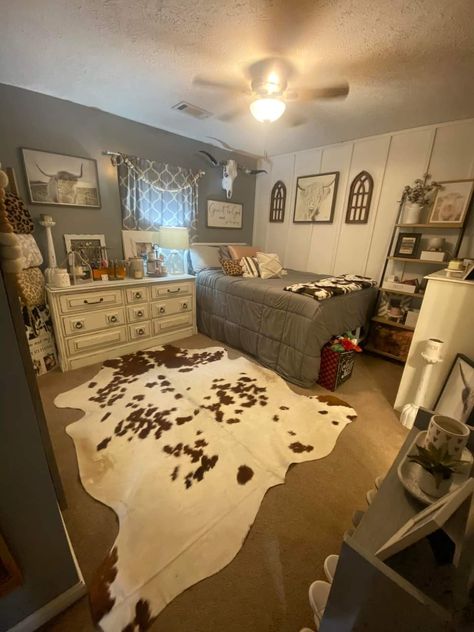 Big Bedroom Ideas Western, Barn House Bedroom Ideas, Western Style Bedroom Decor, Country Room Colors, Boho Western Dorm Room Ideas, Western Horse Room Ideas, Country Room Ideas Aesthetic, Cute Rustic Bedroom Ideas, Western Bedroom Ideas Small Room