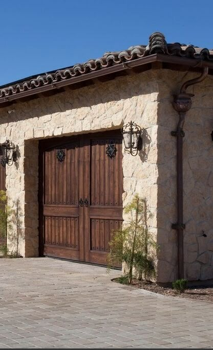 tuscan garage More House Exterior Italian, Mediterranean Garage, Wardrobe Doors Sliding, Home Exterior Ideas, Bi Fold Doors, Studio Garage, Flush Door Design, Tuscany Style, Tuscan Style Homes