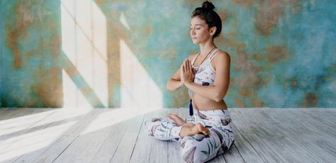 Think you're breathing wrong when you meditate? Here, Sonima's psychologist explains how to breathe a little easier during your practice. Woman Meditating, Sunny Room, Active Meditation, Breathing Meditation, Stomach Muscles, Lotus Pose, How To Focus Better, Deep Breathing Exercises, Meditation Benefits