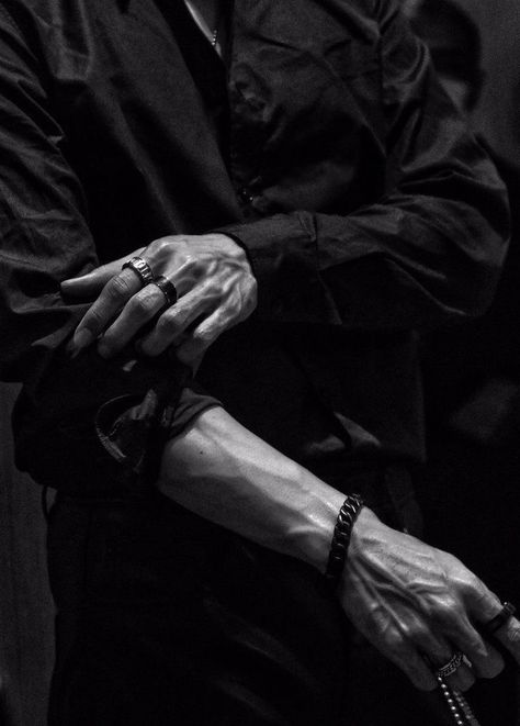 Very Bad Kings, Hand Veins, Dark Romance Aesthetic, Mafia Men, Veiny Hands, Morally Grey, Romance Aesthetic, Gentleman Aesthetic, Mafia Romance