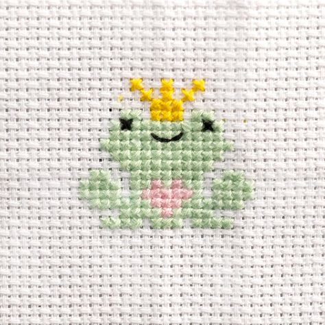 Mini Flower Cross Stitch Pattern, Small Frog Cross Stitch Pattern, Cross Stitch Easy Simple, Cute Frog Cross Stitch Pattern, Frog Cross Stitch Pattern Free, Cross Stitch Frog Pattern, Cute Cross Stitch Patterns Easy, Cross Stiches Ideas Easy, Mini Cross Stitch Patterns Miniatures