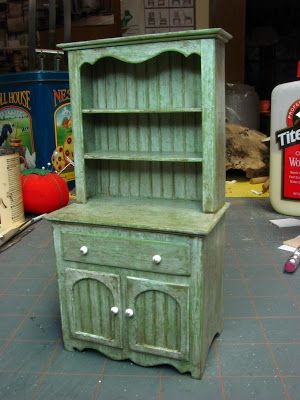 Dollhouse Miniature Furniture - Tutorials | 1 inch minis: How to make a kitchen dresser with mat board Miniature Hutch, Kitchen Hutch, Dollhouse Tutorials, Kitchen Dresser, Dollhouse Miniature Tutorials, Miniature Dollhouse Furniture, Dollhouse Projects, Dollhouse Miniatures Diy, Miniature Kitchen