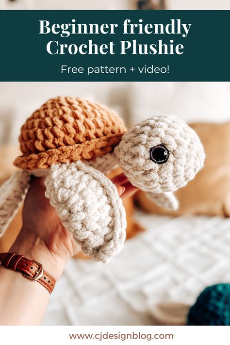 Completely No-sew crochet turtle. Free pattern + video tutorial | CJDesignblog.com

#Crochet #CrochetPlushie #FreePattern Beginner Crochet Projects Stuffed Animal, Crochet Sea Turtle Pattern Free, Crochet Turtle Free Pattern, Cat Toys Crochet, Crochet Turtle Pattern Free, Cj Design, Crochet Sea Turtle, Turtle Crochet Pattern, Crochet Turtle Pattern