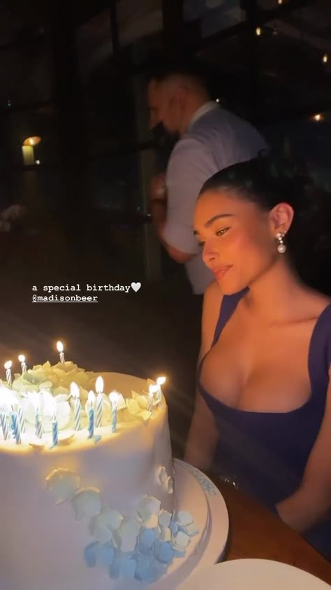 Birthday Ig Post Ideas, Bday Ig Stories, Birthday In Restaurant, Birthday At Restaurant, Birthday Insta Story, Birthday Ig Story, Birthday Instagram Story Ideas, Birthday Instagram Post, Restaurant Birthday