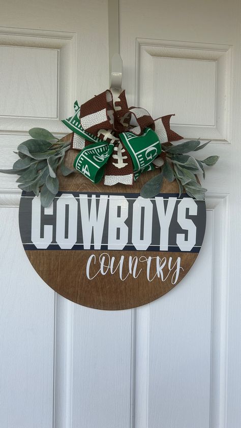 Dallas Cowboys Door Hanger, Country Wood Signs, Football Door Hangers, Door Signs Diy, Wooden Door Signs, Round Door, Kitchen Crafts, Diy Door, Wreath Ideas