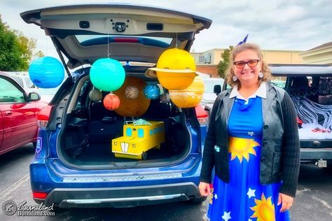 Mrs Frizzle Trunk Or Treat, Boho Trunk Or Treat, Magic School Bus Trunk Or Treat Ideas, Trunk Or Treat Magic School Bus, Magic School Bus Trunk Or Treat, Bus Library, Mrs Frizzle, Yellow Spray Paint, The Magic School Bus