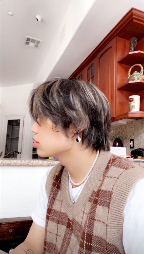 Hair Dye Men, Boys Hair Highlights, Men Hair Color Highlights, Asian Hair Dye, Hair Color Men, Boys Dyed Hair, Simpul Dasi, Justin Phan, Boys Colored Hair