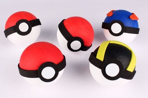 Fabriquer une Pokéball - Activités enfantines - 10 Doigts Pokeball Diy, Labs Art, Pokemon Diy, Japan Crafts, Pokemon Birthday, Easy Activities, Trunk Or Treat, Kids Club, Preschool Activities