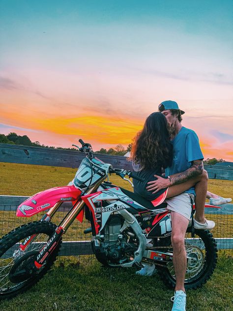 #motocross #mx #dirtbike #motocrosslife #motocouple #couple #goals #sunset #mxcouple Motocross Couple, Couple Motard, Country Couple Pictures, Country Relationship Goals, Country Couple, Country Relationships, Bike Couple, Cute Country Couples, Motocross Love