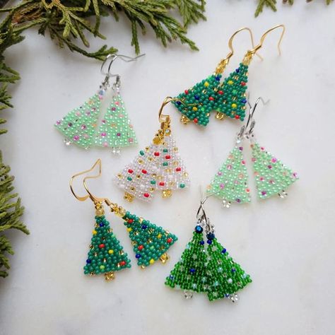 Christmas Seed Bead Patterns, Christmas Seed Bead Earrings, Seed Bead Christmas Ornaments, Christmas Beads Ideas, Seed Bead Earrings Patterns, Christmas Seed Bead, Christmas Beaded Earrings, Christmas Jewelry Diy, Earring Christmas