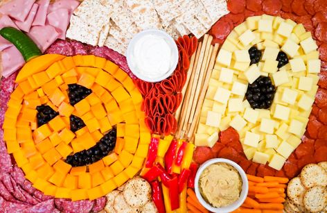 Halloween Charcuterie Board Ideas, Halloween Platter, Halloween Charcuterie Board, Halloween Charcuterie, Halloween Party Appetizers, Charcuterie Board Ideas, Fun Halloween Food, Halloween Food Treats, Charcuterie Inspiration