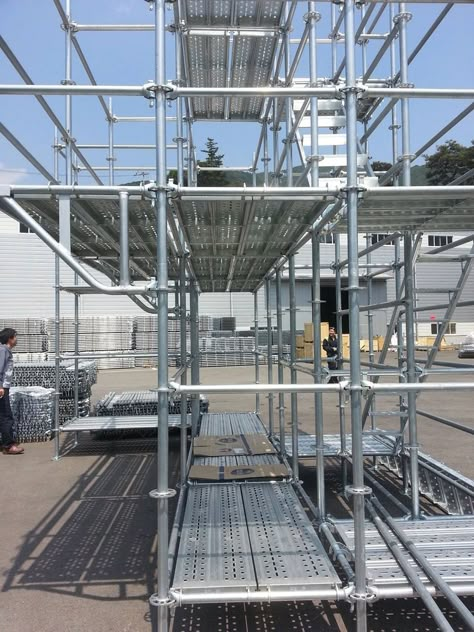 Ring-lock scaffolding with walk board Scaffolding Aesthetic, Queer Architecture, Scaffolding Design, Construction Fence, Modular Structure, Roof Installation, Materials Engineering, Scaffolding, Construction Site