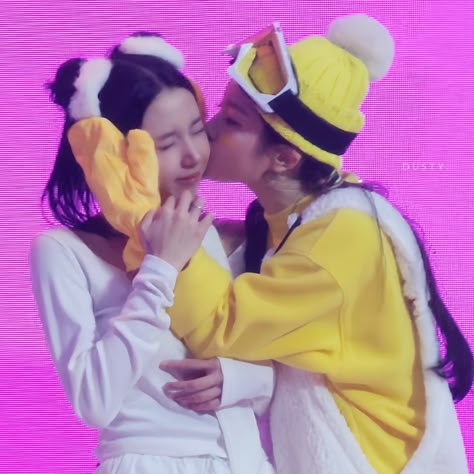 Chaeyoung E Dahyun, Dahyun And Chaeyoung Twice, Chaeyoung Y Dahyun, Chaeyoung And Dahyun, Lovely Twice, Chaeyoung Dahyun, Twice Pics, Prince Felix, Twice Chaeyoung