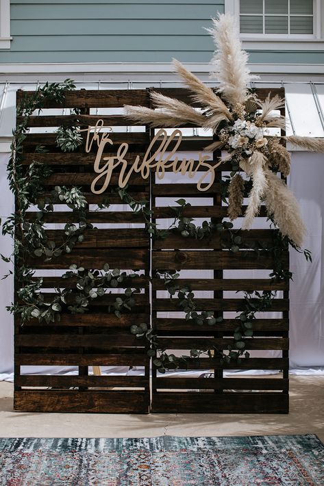 Pallet Wedding Decor, Sweetheart Table Backdrop, Backyard Graduation Party, Pallet Wedding, Rustic Farm Wedding, Barn Wedding Decorations, Wedding Wall, Pallet Wall, Outdoor Wedding Decorations