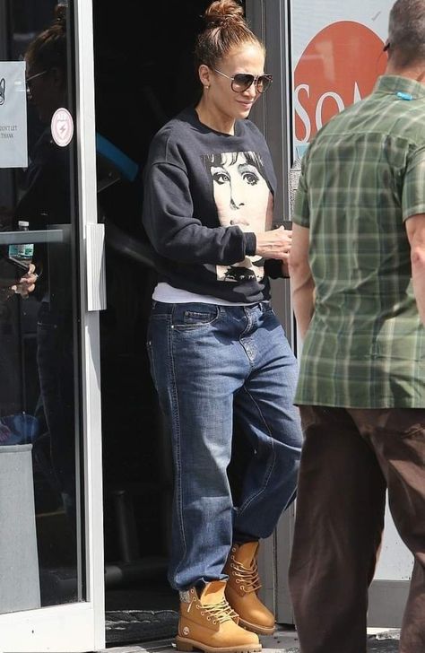 Jennifer Lopez Street Style, Timberland Boots Women Outfit, Timberland Outfits Women, Timbs Outfits, Boots Street Style, Miami Street Style, Timberland Outfit, Matching Sneakers, J Lo Fashion