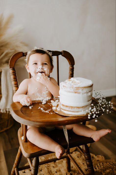 Cake Smash In High Chair, Vintage High Chair Photo Shoot, Baby Birthday Pictures, Chair Photoshoot, Vintage High Chairs, Bday Photoshoot, Cake Photoshoot, First Birthday Photography, Bday Shoot