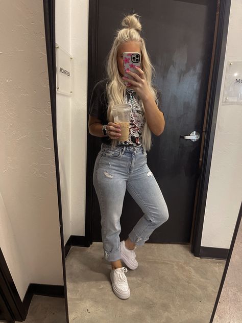 Stylist Summer Outfit, Hair Stylist Outfit Work Wear Winter, Cute Cosmetologist Outfits, Cosmotologist Aesthetic Outfits, Hair Dresser Outfits Casual, Outfit Ideas For Hairstylist, Hair Stylist Outfit Work Wear Casual, Cosmetology Student Outfits, Trendy Hairstylist Outfits