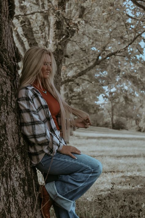 Cowgirl Senior Pictures, Leah Fish, Western Photo Shoots, Cowgirl Photoshoot, Cute Senior Pictures, Senior Photoshoot Poses, Western Girl Outfits, Western Photoshoot, Western Photo