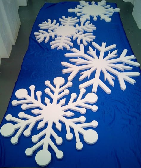 Huge 1m Snowflakes Giant Snowflakes Diy Outdoor, Large Snowflake Decorations, Snowflake Decorations Diy, Giant Snowflakes, Christmas Shop Displays, Large Snowflakes, Diy Xmas Ornaments, Frozen Decorations, Winter Baby Shower Themes