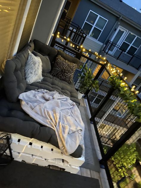 Balcony Decor With Lights, College Apartment Patio Decor, Apartment Inspiration Balcony, Diy Balcony Bed, Balcony Couch Diy, Fake Plants Patio Decor, Diy Balcony Couch, Pallet Bed Balcony, Pallet Couch Outdoor Balcony