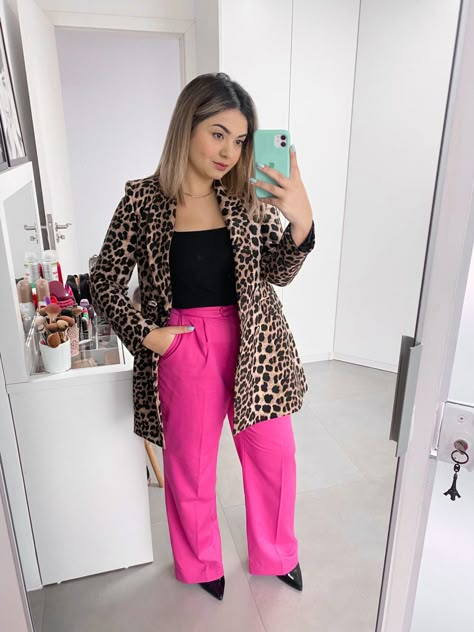 Pink Dress Pants Outfit Business Casual, How To Wear Pink Pants, Fuscia Pants Outfit, Hot Pink Pants Outfit Work, Hot Pink Pants Outfit, Autumn Fashion Curvy, Pink Pants Outfit, Outfit Rosa, Hot Pink Pants