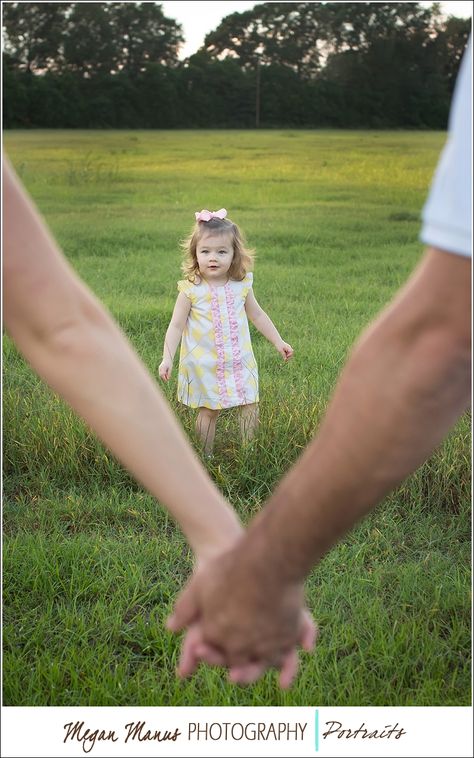 Family photography Backgrounds Photography, Baby Birthday Photoshoot, Ideas For Photography, Cute Family Photos, Family Photos With Baby, Family Photoshoot Poses, Family Portrait Poses, Family Picture Poses, Photography Poses Family