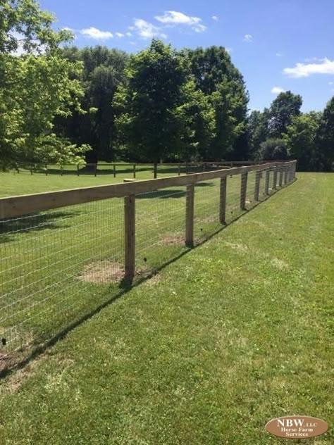 Pasture Fencing, Wire Fencing, Country Fences, Horse Barn Plans, Horse Fencing, Diy Fence, Farm Fence, Horse Farm, Wire Fence