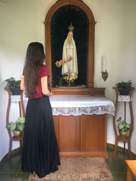 Catholic Woman Aesthetic, Catholic Mass Outfit, Catholic Aesthetic Girl, Black Christian Girl Aesthetic, Gothic Italian, Mexican Girl Aesthetic, Italian Wedding Aesthetic, Mass Outfit, Catholic Modesty