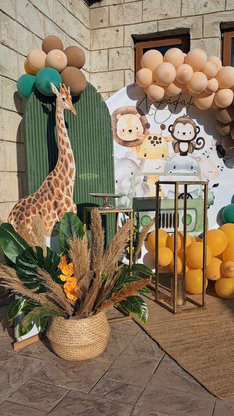 Jungle Safari Party Decorations, Safari Party Decorations, Giraffe Party, Safari Animals Birthday, Baby Birthday Decorations, Jungle Safari Party, Safari Theme Party, Animals Birthday, Safari Birthday Party