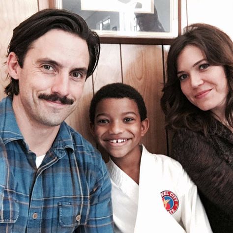 Karate Kid from Going Behind the Scenes of This Is Us With the Adorable Cast Milo Ventimiglia and Mandy Moore post with the adorable Lonnie Chavis between takes while filming the instant-classic push-ups episode. This Is Us Series Poster, Milo This Is Us, Jack Pearson This Is Us, Kevin Pearson This Is Us, As It Was Behind The Scenes, Orange Is The New Black Behind The Scene, Work Wife, Jess Mariano, Milo Ventimiglia