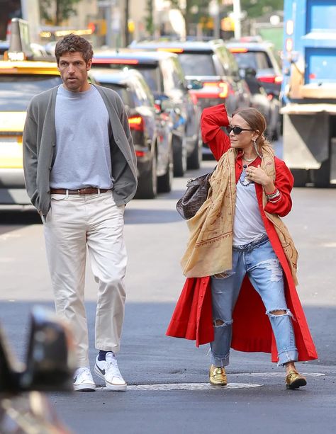 Mary Kate Olsen Style, Ashley Olsen Style, Olsen Fashion, Olsen Twins Style, Mystery Man, September Fashion, Kate Olsen, Child Star, Parisian Chic Style