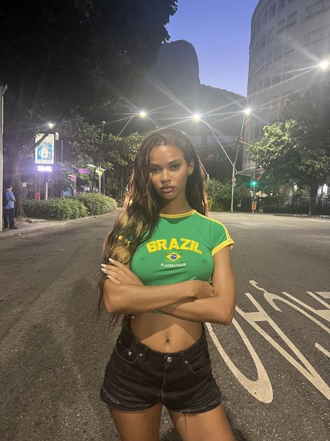 PLACES+FACES on Twitter: "➕🇧🇷 https://t.co/ntlVbVlb2O" / Twitter Brazilian Dress, Juliana Nalu, Y2k Jersey, Brazil Shirt, Surfer Girl Style, Spring Break Outfit, T Shirt Crop Top, Model Aesthetic, Girl Fits