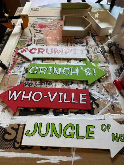 Grinch Directional Sign, Grinch Direction Sign, Diy Grinch Christmas Decorations Outdoor, Grinch Cricut Projects, Grinch Cricut, 2023 Festival, Christmas Decorations Diy Crafts, Grinch Christmas Tree, Grinch Christmas Decorations