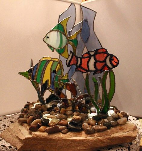 Fish in a 3D mock-up coral landscape Stained Glass Sculpture, Mosaic Stained, Stained Glass Birds, Stained Glass Ornaments, Glas Art, Stained Glass Suncatchers, Fish Sculpture, Stained Glass Diy, Stained Glass Crafts