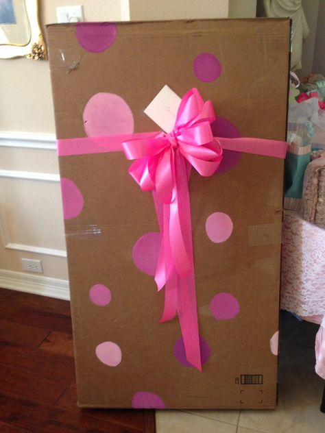 When the gift box is just too big to wrap or when you don't have enough paper, paint on the box and add a bow! Huge Gift Box, Big Box Gift Wrapping Ideas, Huge Gifts, Cute Gift Wrapping Ideas, Diy Tray, Gift Wrap Box, Birthday Gift Wrapping, Brown Box, Large Gift