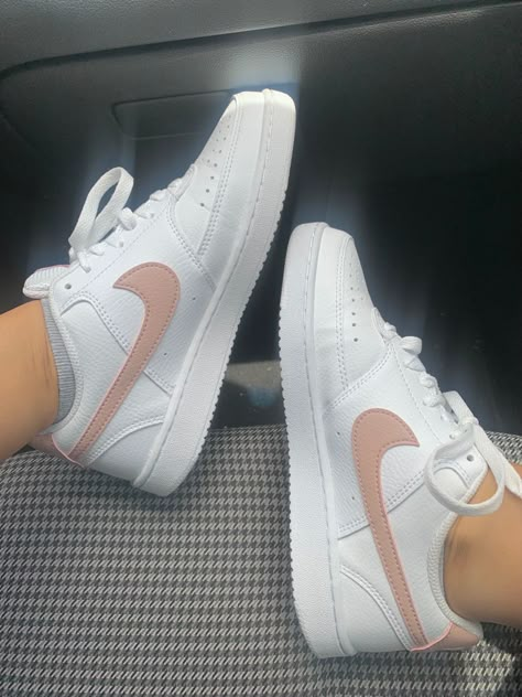 Nike Air Force pink white shoes Nike Air Force Pink, Nike Rosa, Nike Air White, Pink And White Nike, Code Dress, White Air Forces, Nike Court Vision, White Nike Shoes, Court Vision