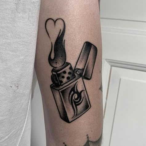 Tattoo Basic, Lighter Tattoo, Light Tattoo, Old School Tattoos, Tattoos Inspo, Faded Hair, Scott Campbell, Traditional Tattoo Art, Traditional Lighting