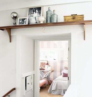 Above the door storage Old Apartments, Door Shelves, Old Cottage, Home Goods Decor, Interior Modern, Cottage Living, Architecture Project, Bedroom Apartment, White Walls